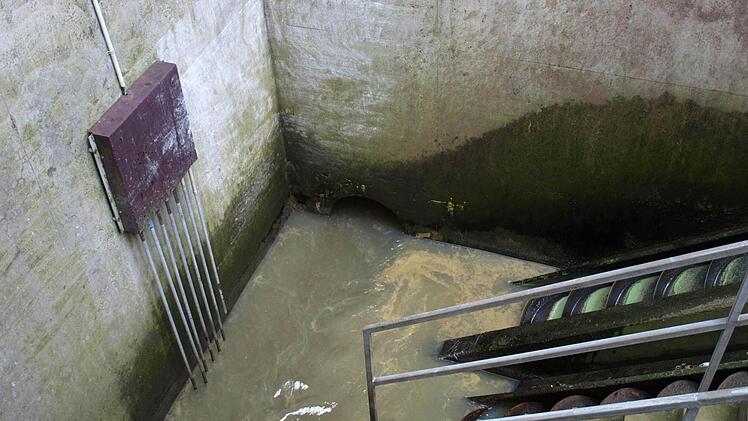 Durch dieses Rohr kommt das Abwasser in der Kläranlage an und wurde dann in ein separates Becken ungeleitet. Fotos: Susanne Deuerling