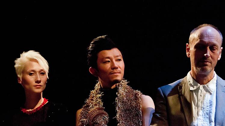 Anna Mlasowsky, Shige Fujishiro und Colin Reid (von links) beim Festakt im Landestheater Coburg.Foto: Jochen Berger