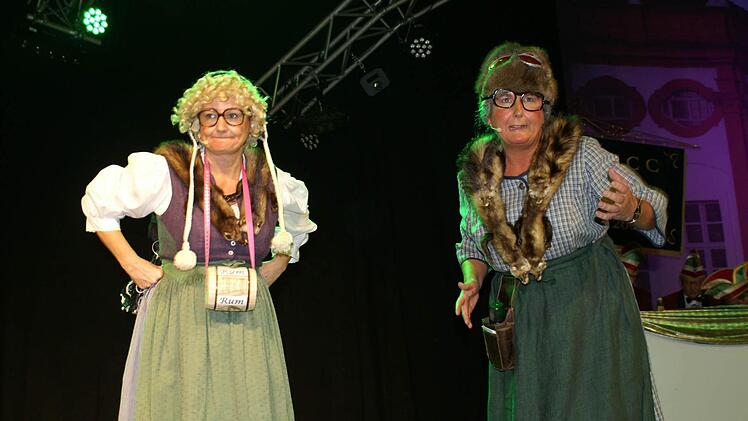 Claudia Gunzelmann und Gerda Hofmann (v.l.) genießen als "Meedensdorfer Dorfraatsch´n" inzwischen Kultstatus im MCC Fasching