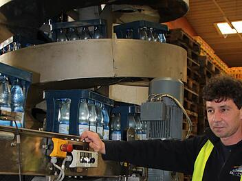 Hier laufen die Kästen mit Bad Brückenauer Mineralwasser vom Band: Konstantin Eirich in der Produktionshalle am Standort in Oberleichtersbach. Foto: Ulrike Müller