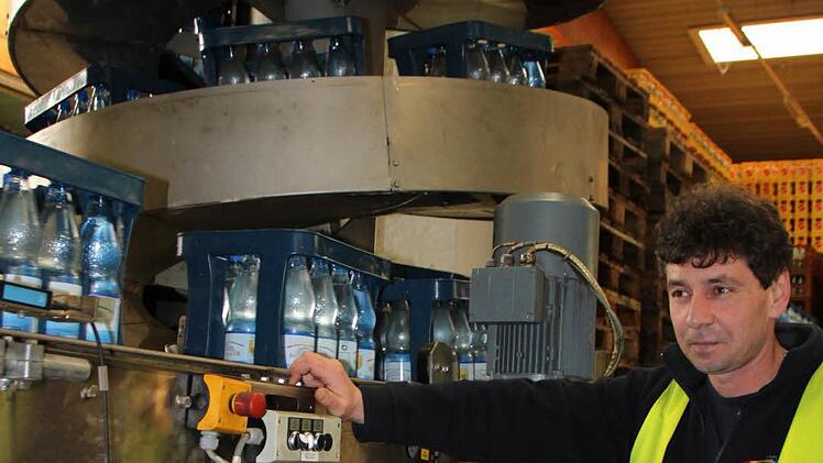 Hier laufen die Kästen mit Bad Brückenauer Mineralwasser vom Band: Konstantin Eirich in der Produktionshalle am Standort in Oberleichtersbach. Foto: Ulrike Müller