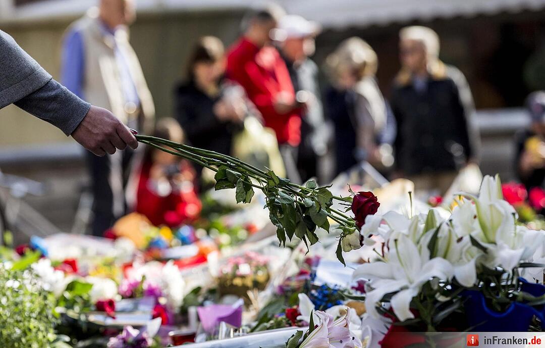 Weltweit gedenken Menschen den Opfer des Terrors von Paris