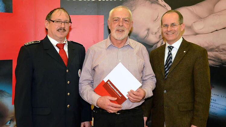 Robert Weber, stellvertretender Bereitschaftsleiter (li.) und Rot Kreuz Kreisvorsitzender Dr. Alexander Siebel (re.) bedankten sich mit Urkunde und Anstecknadel bei Alfred Liebl für dessen 175-maliges, unentgeltliches Blutspenden für das Rote Kreuz. Foto: Peter Rauch