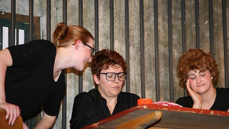 Mit der Aufführung "Hey, Abschaum - Mordsfrauen im Knast" landet die Theatergruppe Rugendorf einen Volltreffer. Foto: Klaus Klaschka
