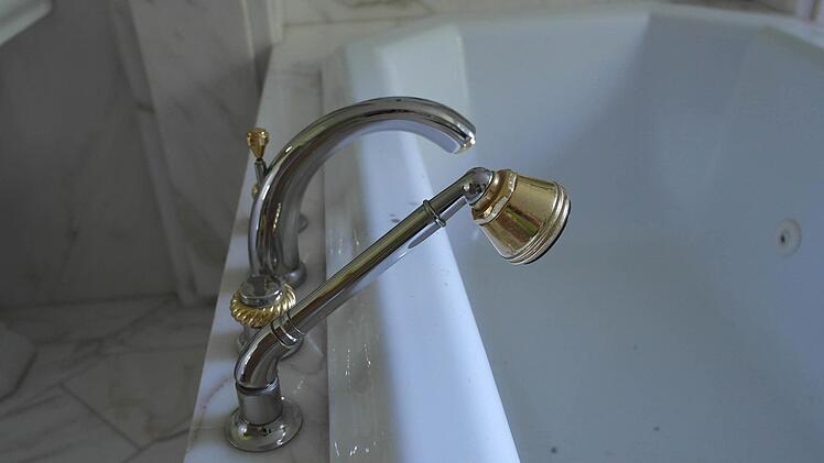 Auch vergoldete Armaturen gehören dazu.