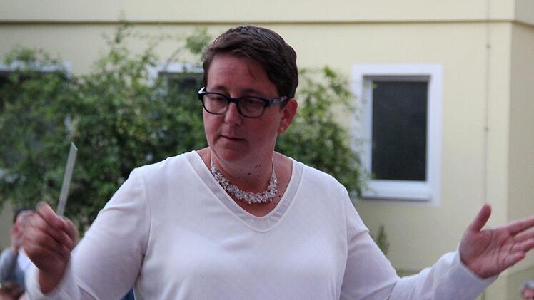 Evelyn Berier, die Dirigentin des Spielmannszuges der Höchstadter freiwilligen Feuerwehr Foto: Johanna Blum