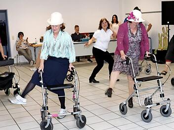 Das Frauenteam tanzte Rock 'n' Roll mit dem Rollator. Foto: Johanna Blum