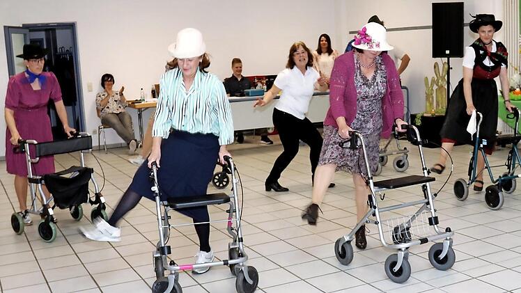 Das Frauenteam tanzte Rock 'n' Roll mit dem Rollator. Foto: Johanna Blum