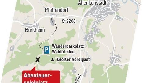 Lageplan: Zu Fuß gelangt man in etwa einer Stunde von Altenkunstadt, Pfaffendorf, oder von Weismain, Bernreuth oder Siedamsdorf hoch zum Kordigast. Mit dem Auto kann man von Pfaffendorf aus den Parkplatz "Waldfrieden" anfahren. Der hat 50 Stellplätze. Von dort sind es noch etwa zehn Minuten zu Fuß, 500 Meter, bis zum Spielplatz.  Da zur Eröffnung mit mehr Andrang zu rechnen ist, wird empfohlen, sich für eine Wanderung zu entscheiden.