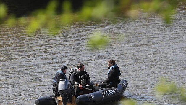 In Erlangen wurden am Freitagnachmittag die sterblichen &Uuml;berreste eines Mannes aus der Regnitz geholt. Symbolfoto: Sebastian Willnow/dpa