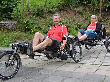 Manfred Lorösch und Sieglinde Griebel aus Detter mit ihrem Liege-Dreirad-Tandem.  Fotos: Peter Rauch