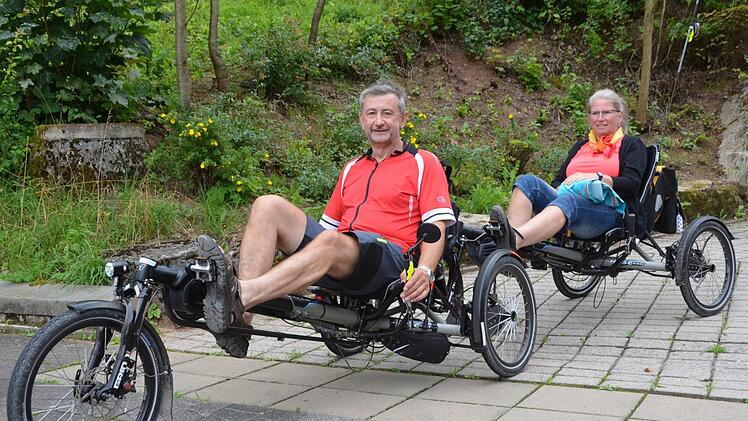 Manfred Lorösch und Sieglinde Griebel aus Detter mit ihrem Liege-Dreirad-Tandem.  Fotos: Peter Rauch