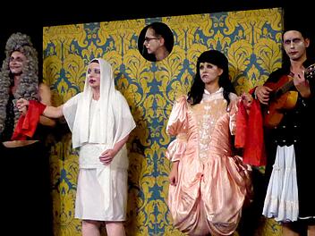 Wieder einmal haben sie ihr Kissinger Publikum restlos begeistert: Die fünf Schauspieler der Shakespeare Company Berlin beim Komödienschluss der gar nicht so durchgehend lustigen Shakespeare-Komödie ‚Maß für Maß‘ mit durch aus ernsten Verweisen auf unsere Zeit (von links Tobias Schulze als Herzog, Katharina Kwaschik als Isabella, Vera Kreyer als Noch-Gefangener Claudio, Katja Uhlig als Mariana und Nico Selbach als Angelo).  Thomas Ahnert