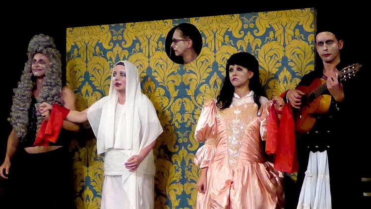 Wieder einmal haben sie ihr Kissinger Publikum restlos begeistert: Die fünf Schauspieler der Shakespeare Company Berlin beim Komödienschluss der gar nicht so durchgehend lustigen Shakespeare-Komödie ‚Maß für Maß‘ mit durch aus ernsten Verweisen auf unsere Zeit (von links Tobias Schulze als Herzog, Katharina Kwaschik als Isabella, Vera Kreyer als Noch-Gefangener Claudio, Katja Uhlig als Mariana und Nico Selbach als Angelo).  Thomas Ahnert
