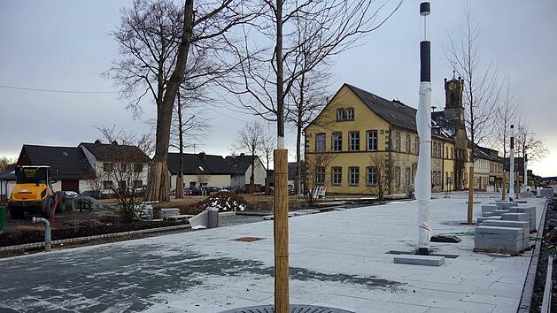 Die Fertigstellung der Neugestaltung Rathausvorplatz/Schlossgarten/Kirchenvorplatz steht in der Priorit&auml;tenliste der Stadt Teuschnitz ganz weit oben. Hier ein aktuelles Bild vom 30. M&auml;rz.Heike Sch&uuml;lein