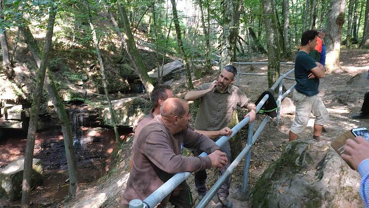 Statt des Holzzauns sichert nun ein Metallgeländer den Weg zum Trettstein-Wasserfall, einem beliebten Ausflugsziel in der Region.