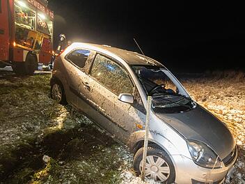 Unfall bei Walsdorf: Auto kommt von schneeglatter Stra&szlig;e ab - Feuerwehr befreit Fahrerin