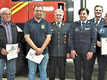 &Uuml;ber die Ehrungen der Freiwilligen Feuerwehr Steinwiesen freuten sich: (V. li.) Stellvertretender Landrat Gerhard Wunder, Georg M&uuml;ller, Dominik Beiergr&ouml;&szlig;lein, Kreisbrandrat Joachim Ranzenberger, Kommandantin Kerstin May, Marcel Manzer, Rainer Deue...