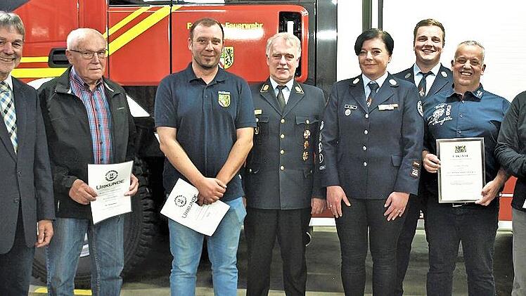 &Uuml;ber die Ehrungen der Freiwilligen Feuerwehr Steinwiesen freuten sich: (V. li.) Stellvertretender Landrat Gerhard Wunder, Georg M&uuml;ller, Dominik Beiergr&ouml;&szlig;lein, Kreisbrandrat Joachim Ranzenberger, Kommandantin Kerstin May, Marcel Manzer, Rainer Deue...