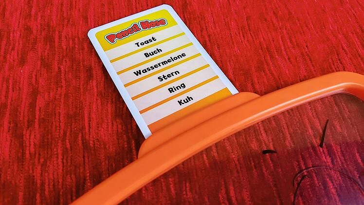 Pencil Nose im Test - das Partyspiel, bei dem die Nase zum Zeichenstift wird