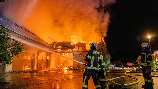 Flammeninferno: Landwirtschaftlicher Hof steht lichterloh in Flammen