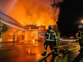 Flammeninferno: Landwirtschaftlicher Hof steht lichterloh in Flammen