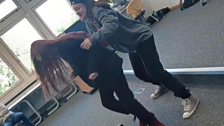 &bdquo;Respekt!&ldquo; thematisiert drei Formen der Diskriminierung, die oft Bestandteil des Alltags von Jugendlichen sind.