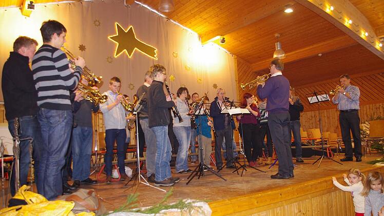 Der Musikverein Neufang sorgte für die musikalische Umrahmung der Dorfweihnacht.