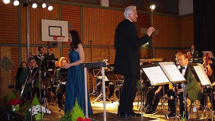 Das Polizeiorchester Bayern und seine Sängerin Kerstin Eder gratulierten dem Kreisauswahlorchester Kronach musikalisch zum Geburtstag.