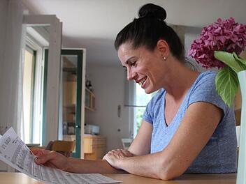 Silke Straub studiert im heimischen Wohnzimmer das Stück "Lil Darlin" für einen anstehenden Auftritt.  Foto: Benedikt Borst