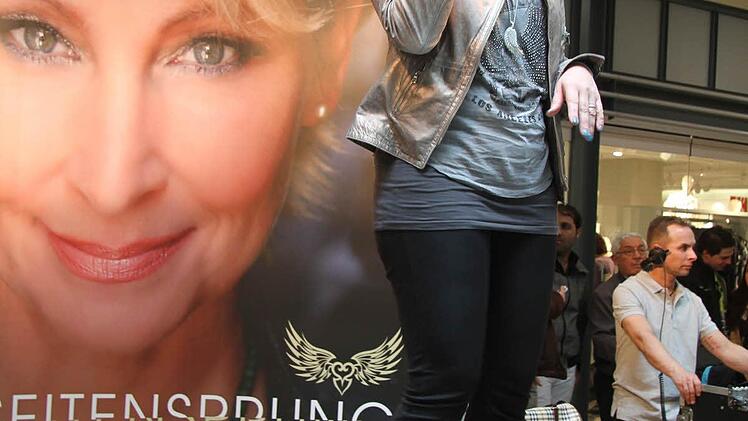 Claudia Jung sang sich in die Herzen der Besucher. Foto: Sonja Adam