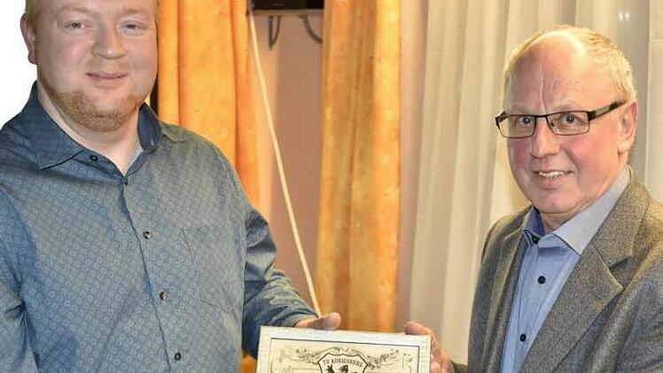 Walter Schneider (rechts) wurde auf Grund seiner 36-jährigen Mitwirkung in der Vorstandschaft zum Ehrenmitglied des TV Königsberg ernannt. Die Urkunde überreichte Vorsitzender Johannes Burkard.  Foto: Gerold Snater