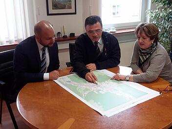 Ausführlich stellten Telekom-Regionalmanager Michael Gstädtner (links) und Projektleiter Klaus Markert (Mitte) die Pläne ihres Unternehmens für den Breitband-Eigenausbau in Bad Brückenau vor. Bürgermeisterin Brigitte Meyerdierks freute sich beim Arbeitsgespräch im Rathaus, dass die Stadt ohne finanzielle Belastung von dem Programm profitiert. Foto: Rolf Pralle