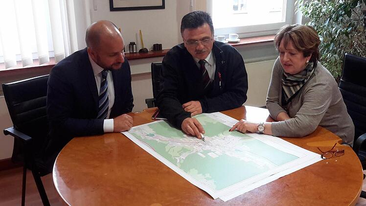 Ausführlich stellten Telekom-Regionalmanager Michael Gstädtner (links) und Projektleiter Klaus Markert (Mitte) die Pläne ihres Unternehmens für den Breitband-Eigenausbau in Bad Brückenau vor. Bürgermeisterin Brigitte Meyerdierks freute sich beim Arbeitsgespräch im Rathaus, dass die Stadt ohne finanzielle Belastung von dem Programm profitiert. Foto: Rolf Pralle