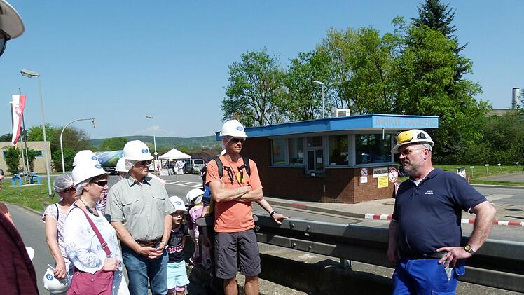 Technischer Betriebsleiter Arnd Externbrink (rechts) hatteaufmerksame Zuhörer.
