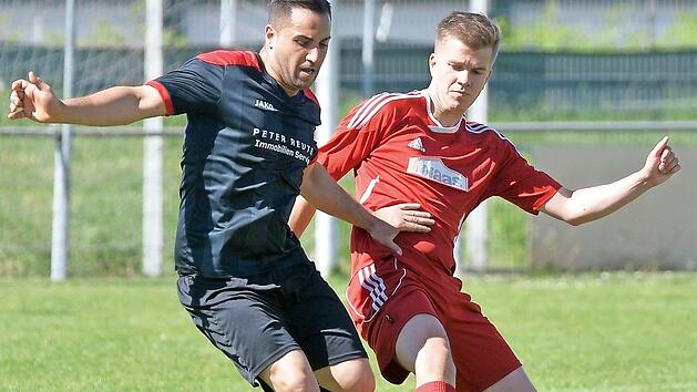 Auf dem Platz waren sie Gegner, hinterher feierten der TSV Neuhaus um Coach Thanasi Chiarelli (li.) und der SV Buckenhofen II, der den Gang in die Kreisklasse schon vorher perfekt gemacht hatte, gemeinsam den Aufstieg aus der A-Klasse 2 ER/PEG. Foto: Picturedreams