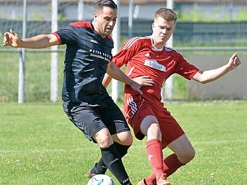 Auf dem Platz waren sie Gegner, hinterher feierten der TSV Neuhaus um Coach Thanasi Chiarelli (li.) und der SV Buckenhofen II, der den Gang in die Kreisklasse schon vorher perfekt gemacht hatte, gemeinsam den Aufstieg aus der A-Klasse 2 ER/PEG. Foto: Picturedreams