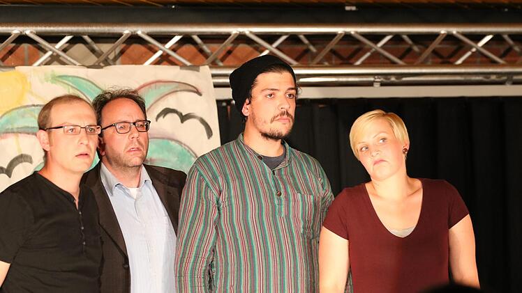 Die Theatergruppe Kompassion des Franz-Miltenberger-Gymnasiums  spielte die Farce "Benefiz. Jeder rettet einen Afrikaner" von Ingrid Lausund. Foto: Sebastian Schmitt