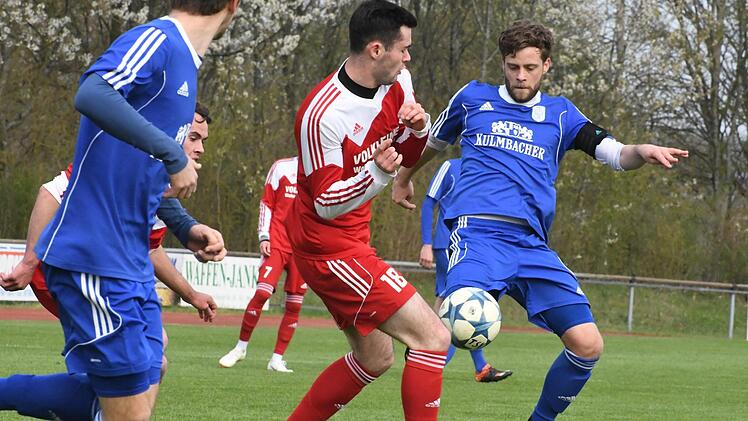 Münnerstadts Hans-Christian Schmitt (rechts) bearbeitet hier Rödelmaiers Johannes Meier. Der TSV sicherte sich im Derby drei wichtige Punkte im Kampf gegen den Abstieg. Foto: Hopf