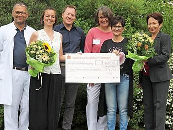 Rund 4000 Euro erbrachte der Benefizabend zugunsten der Herzkissenaktion im Untersteinacher "Kleinkunstbrettla". Darüber freuen sich (von links) Frauenarzt Benno Lex, die Organisatoren Sandra und Michael Krug, Psychoonkologin Angelika Eck, die Initiatorin der Aktion, Diana Miskolci, und Geschäftsführerin Brigitte Angermann vom Klinikum Kulmbach.  Foto: Stephan Stöckel