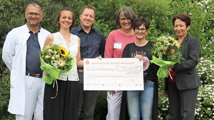 Rund 4000 Euro erbrachte der Benefizabend zugunsten der Herzkissenaktion im Untersteinacher "Kleinkunstbrettla". Darüber freuen sich (von links) Frauenarzt Benno Lex, die Organisatoren Sandra und Michael Krug, Psychoonkologin Angelika Eck, die Initiatorin der Aktion, Diana Miskolci, und Geschäftsführerin Brigitte Angermann vom Klinikum Kulmbach.  Foto: Stephan Stöckel