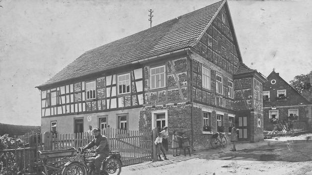 Aus dem Jahr 1929 stammt diese Aufnahme vom damaligen Gasthaus Faber. Auf dem Motorrad Willy Faber, Uwe Rädleins Opa.