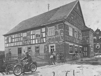 Aus dem Jahr 1929 stammt diese Aufnahme vom damaligen Gasthaus Faber. Auf dem Motorrad Willy Faber, Uwe Rädleins Opa.