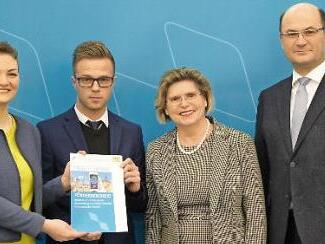 Die B&uuml;rgermeisterin von Kleinsendelbach, Gertrud Werner (Zweite von rechts), und Gesch&auml;ftsleiter Nicky Weber (Zweiter von links) nahmen den F&ouml;rderbescheid "Digitales Rathaus" von Finanzminister Albert F&uuml;racker und Digitalministerin Judith Gerlach in Empfang. Foto: PR