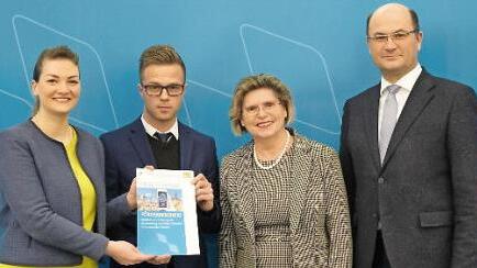 Die B&uuml;rgermeisterin von Kleinsendelbach, Gertrud Werner (Zweite von rechts), und Gesch&auml;ftsleiter Nicky Weber (Zweiter von links) nahmen den F&ouml;rderbescheid "Digitales Rathaus" von Finanzminister Albert F&uuml;racker und Digitalministerin Judith Gerlach in Empfang. Foto: PR