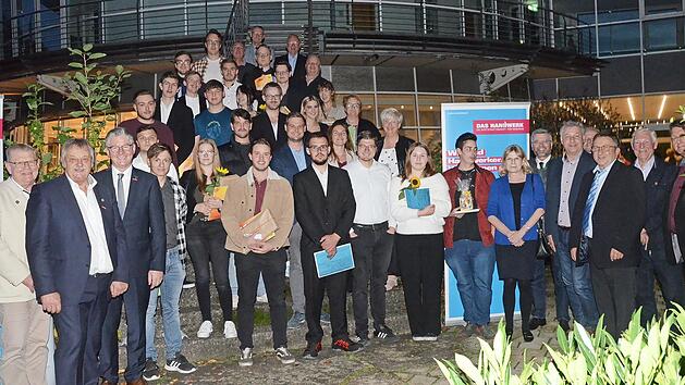 Bei ihrer Freisprechung bekamen die frisch gebackenen Gesellen von den Innungsmeistern ihre Zeugnisse. Mit im Bild sind Kreishandwerksmeister Heinrich Schneider (3. v. l.) und Christian Herpich, Vizepr&auml;sident der Handwerkskammer f&uuml;r Oberfranken.