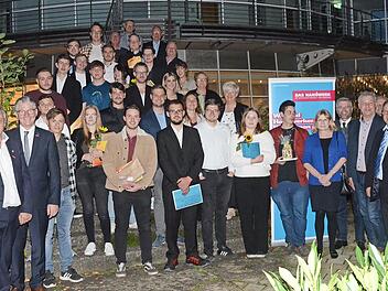 Bei ihrer Freisprechung bekamen die frisch gebackenen Gesellen von den Innungsmeistern ihre Zeugnisse. Mit im Bild sind Kreishandwerksmeister Heinrich Schneider (3. v. l.) und Christian Herpich, Vizepräsident der Handwerkskammer für Oberfranken.
