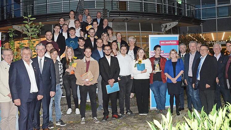 Bei ihrer Freisprechung bekamen die frisch gebackenen Gesellen von den Innungsmeistern ihre Zeugnisse. Mit im Bild sind Kreishandwerksmeister Heinrich Schneider (3. v. l.) und Christian Herpich, Vizepräsident der Handwerkskammer für Oberfranken.