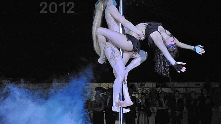 Zusammen mit ihrer Trainerin Janine Wilkerling - ehemals Deutsche Meisterin - zeigt Natalie Schönberger eine Figur aus ihrer eigens choreografierten Show "Venezia".