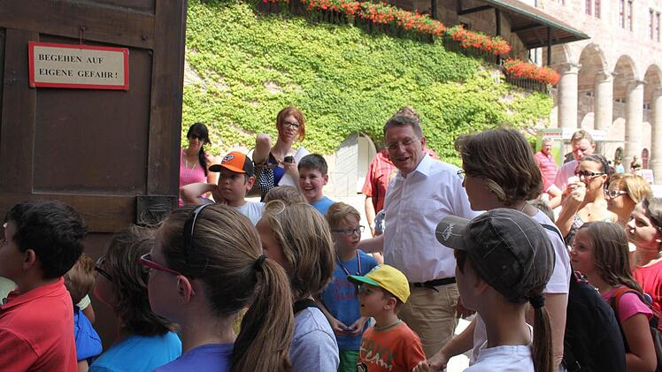 Henry Schramm geht mit den Kindern ins Kellergewölbe.